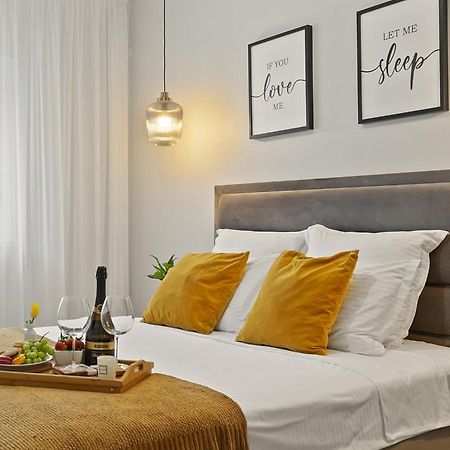 Mido Park Apartment With Private Parking & Self Check-In Bukares Bagian luar foto