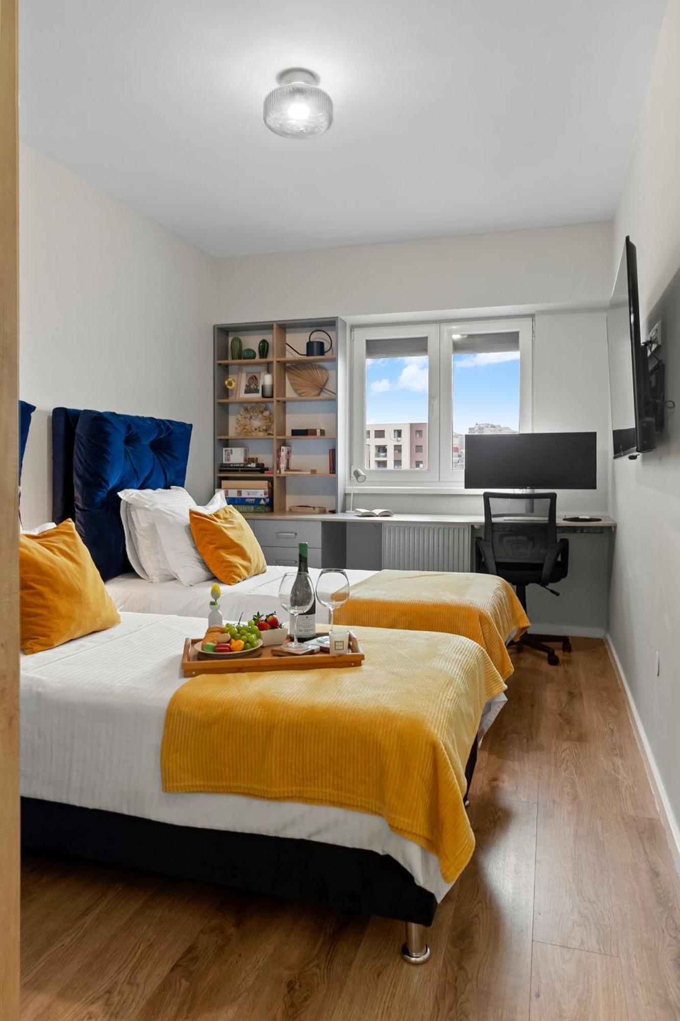 Mido Park Apartment With Private Parking & Self Check-In Bukares Bagian luar foto