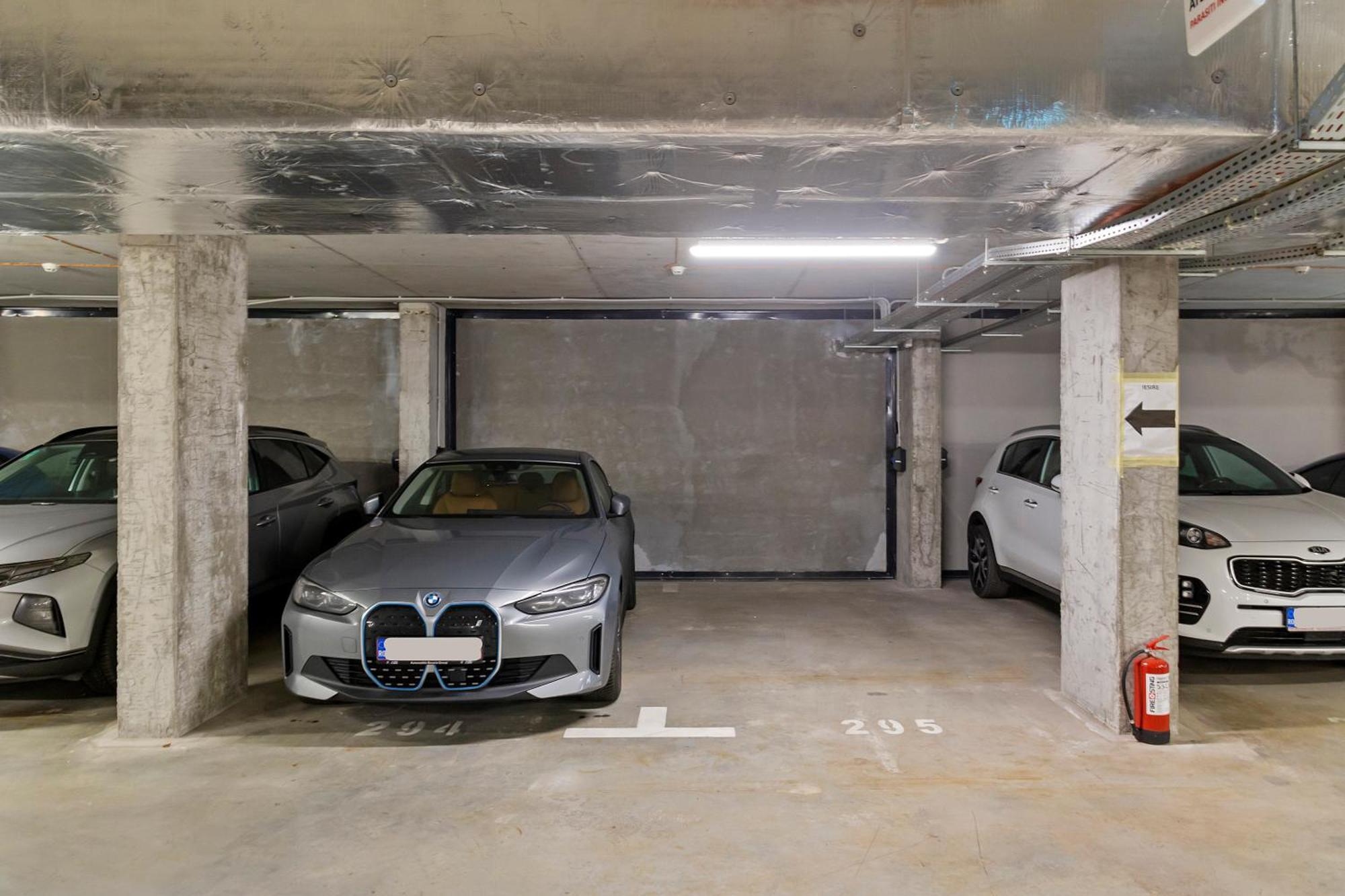 Mido Park Apartment With Private Parking & Self Check-In Bukares Bagian luar foto