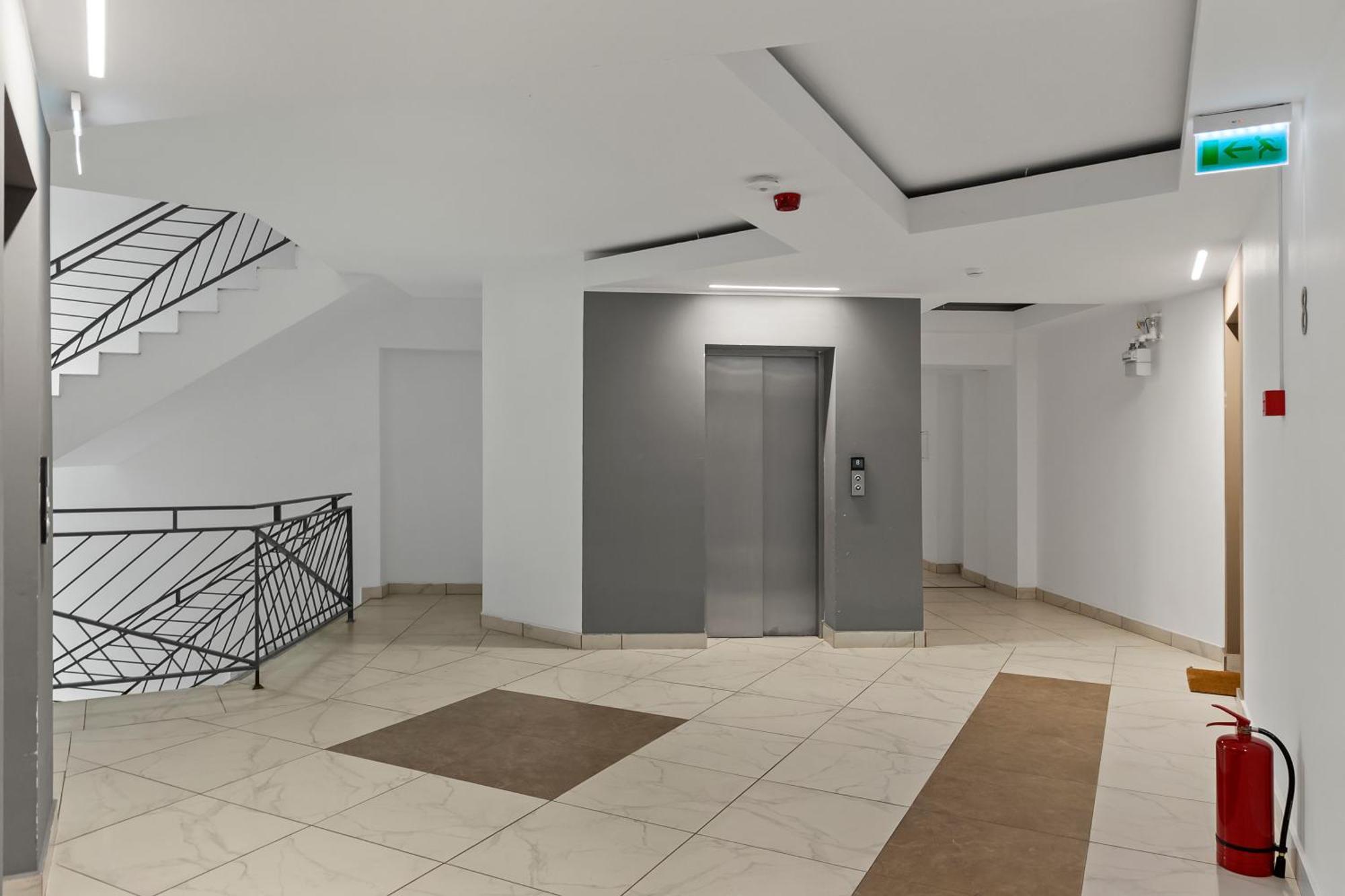 Mido Park Apartment With Private Parking & Self Check-In Bukares Bagian luar foto