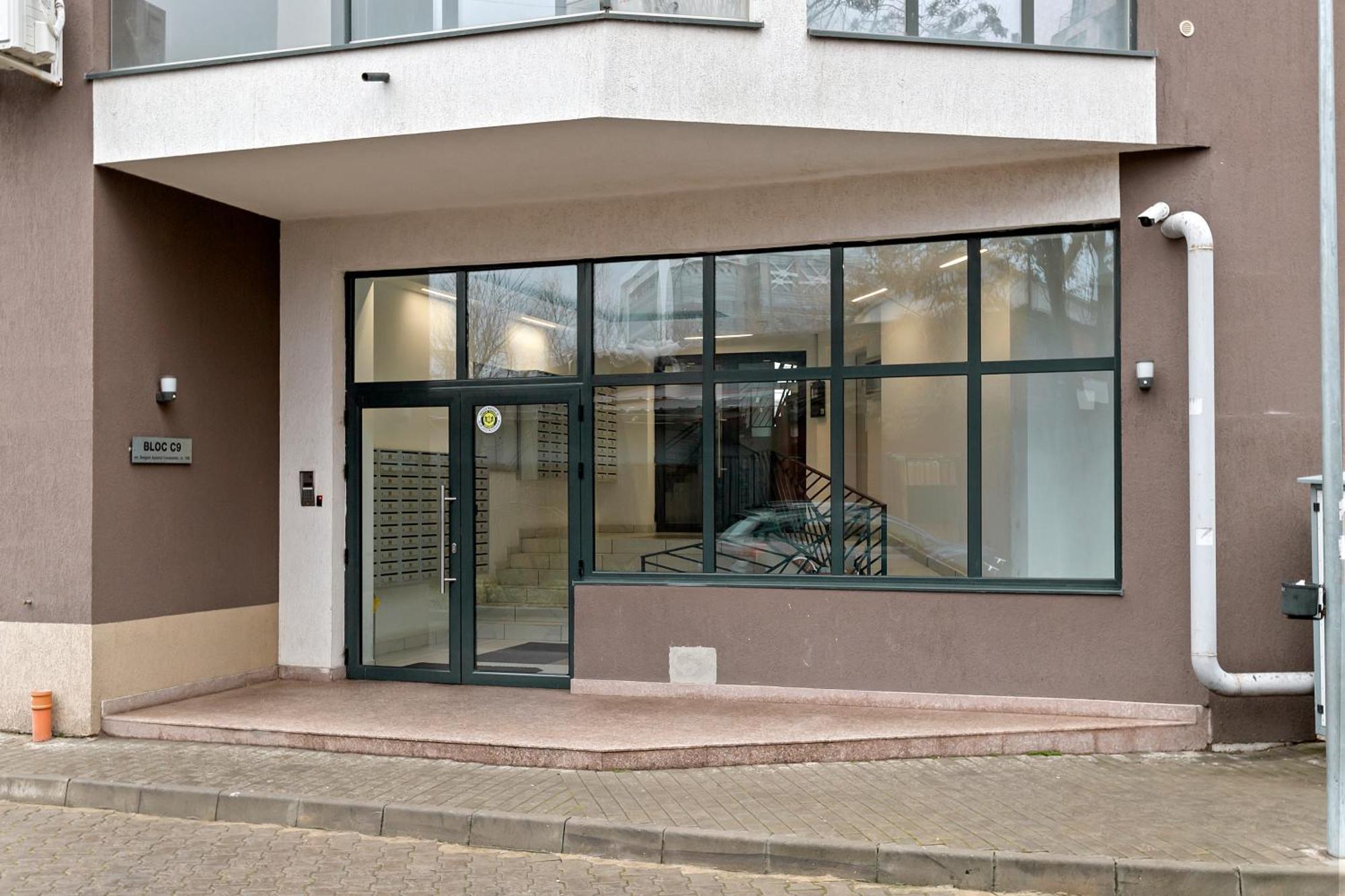 Mido Park Apartment With Private Parking & Self Check-In Bukares Bagian luar foto