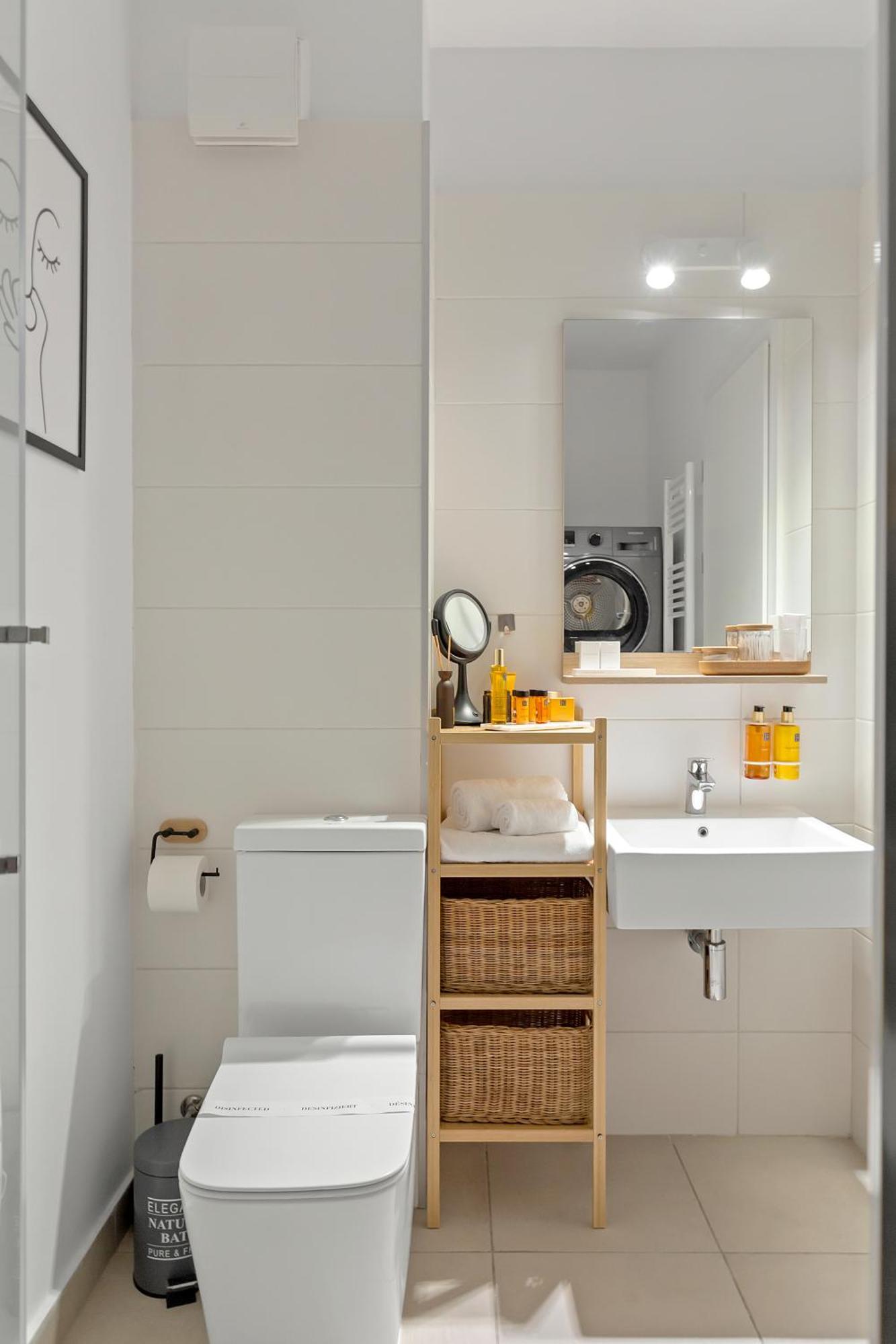 Mido Park Apartment With Private Parking & Self Check-In Bukares Bagian luar foto