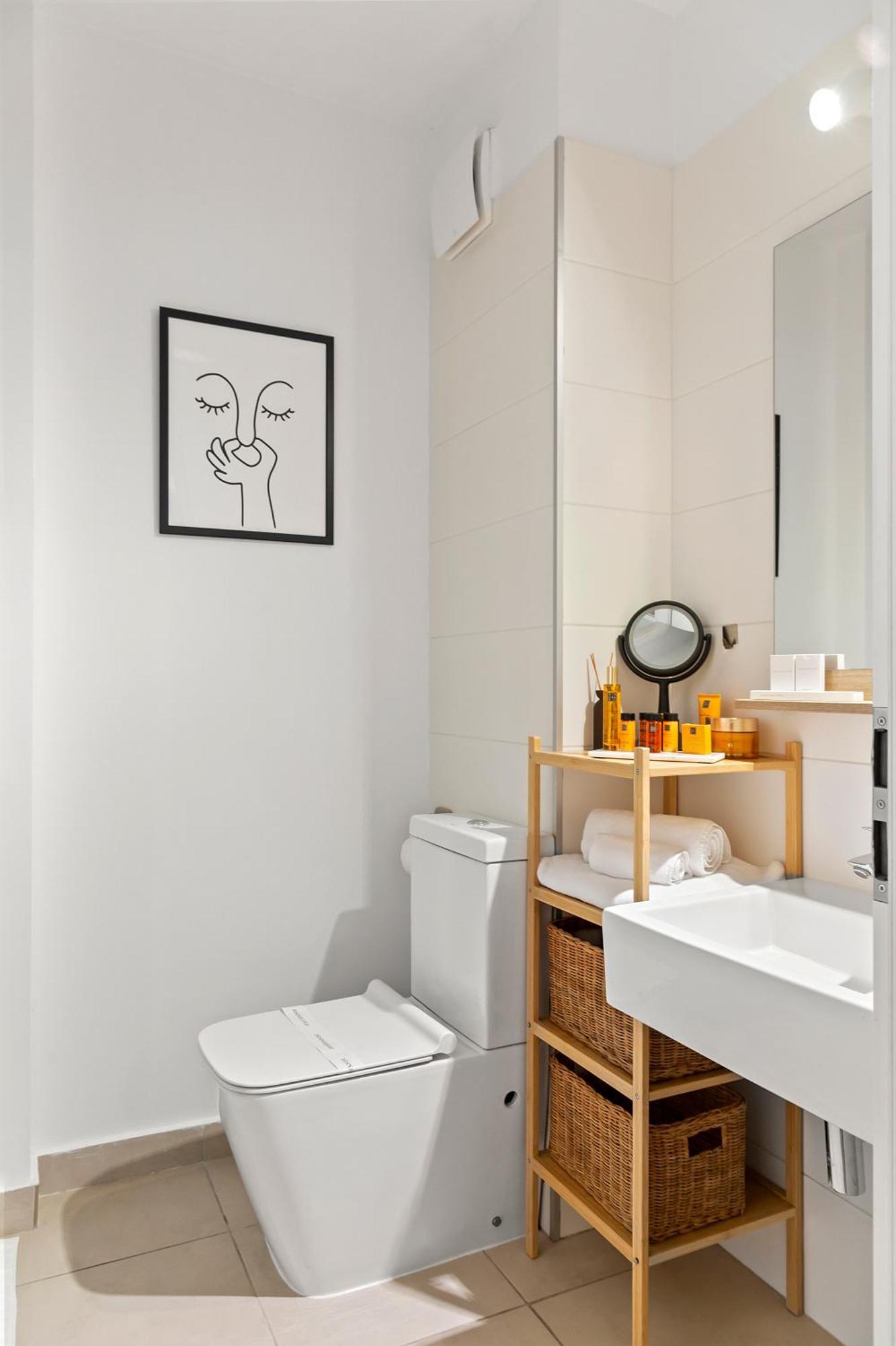 Mido Park Apartment With Private Parking & Self Check-In Bukares Bagian luar foto