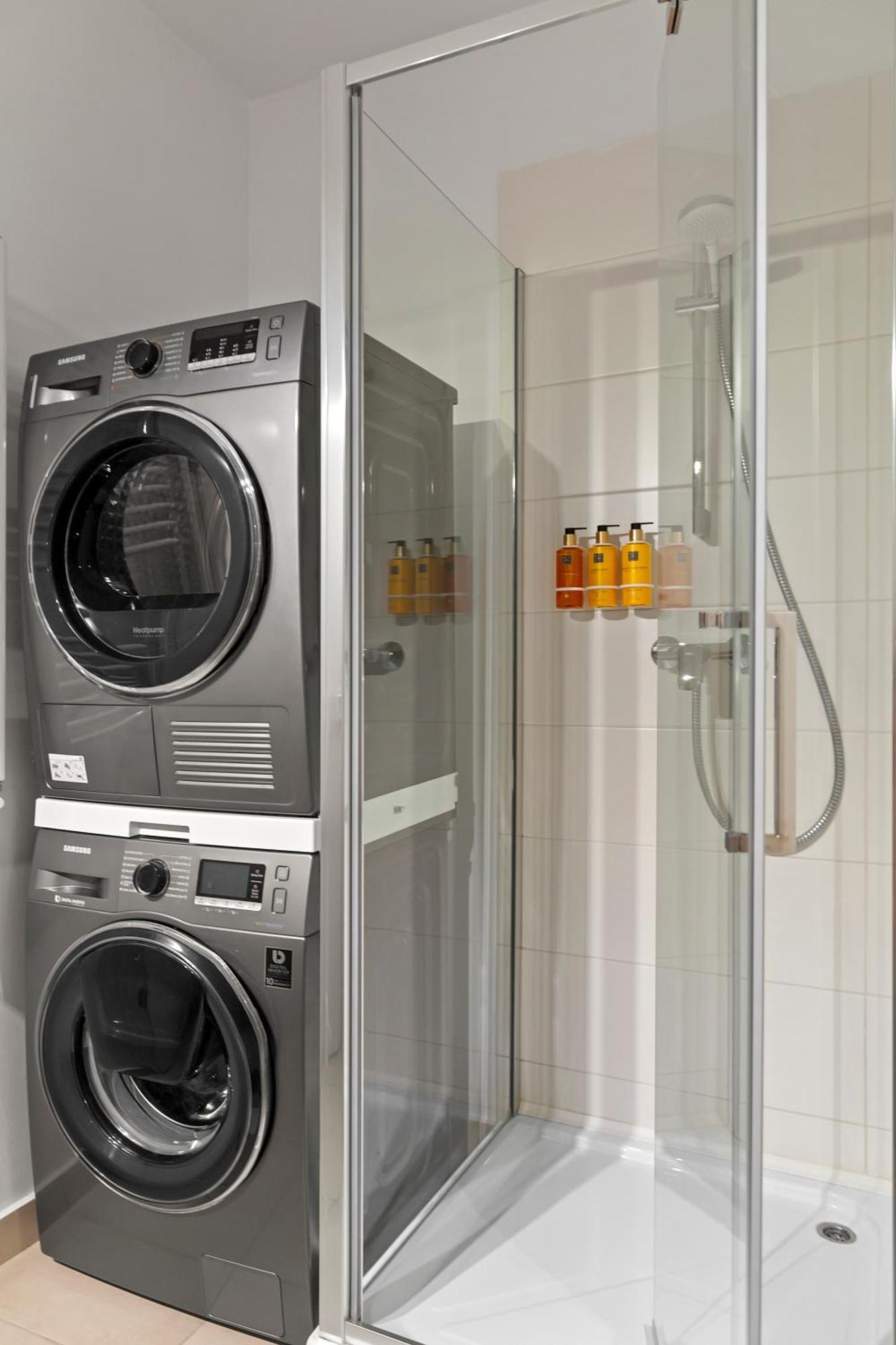 Mido Park Apartment With Private Parking & Self Check-In Bukares Bagian luar foto