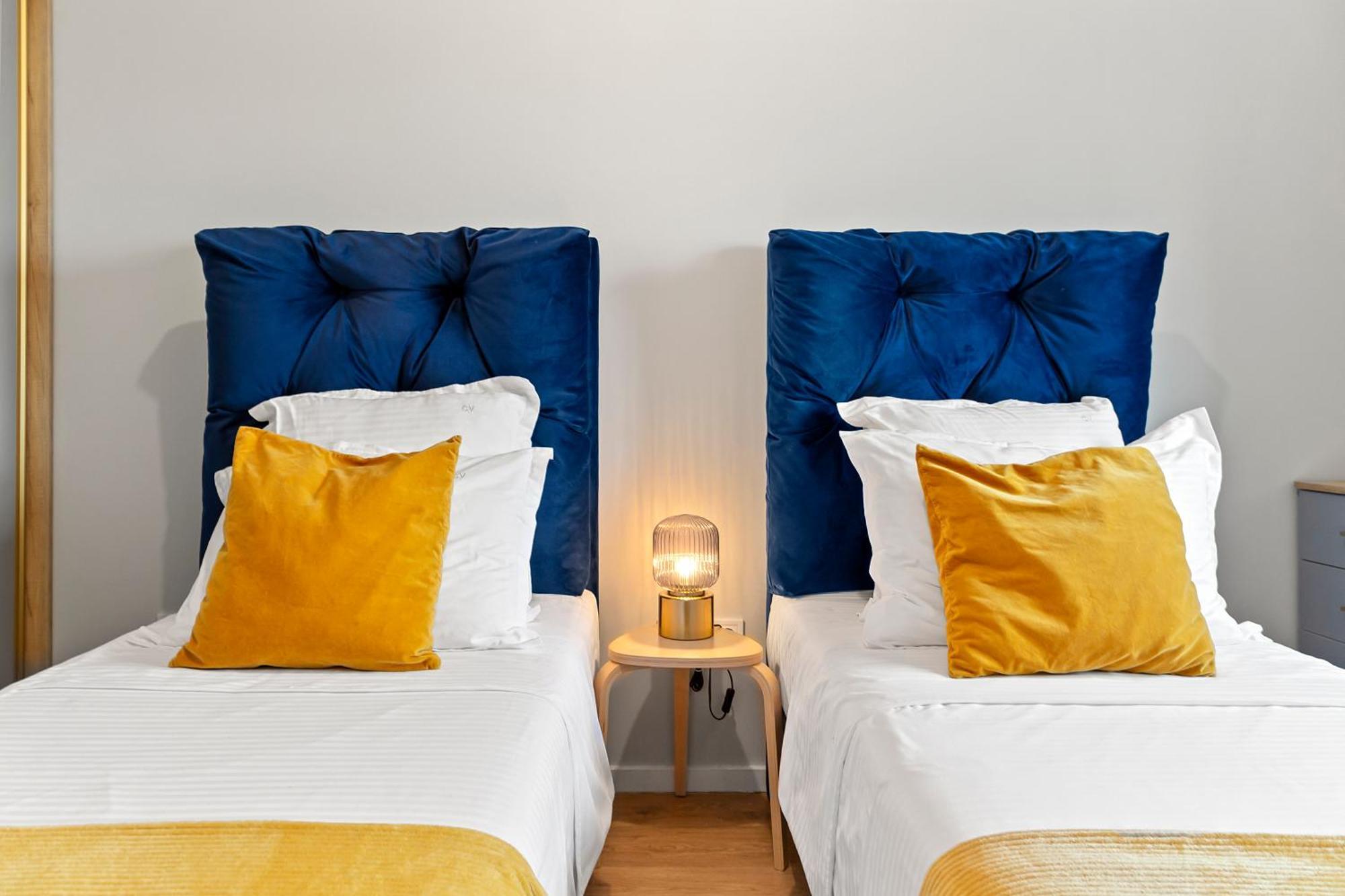 Mido Park Apartment With Private Parking & Self Check-In Bukares Bagian luar foto