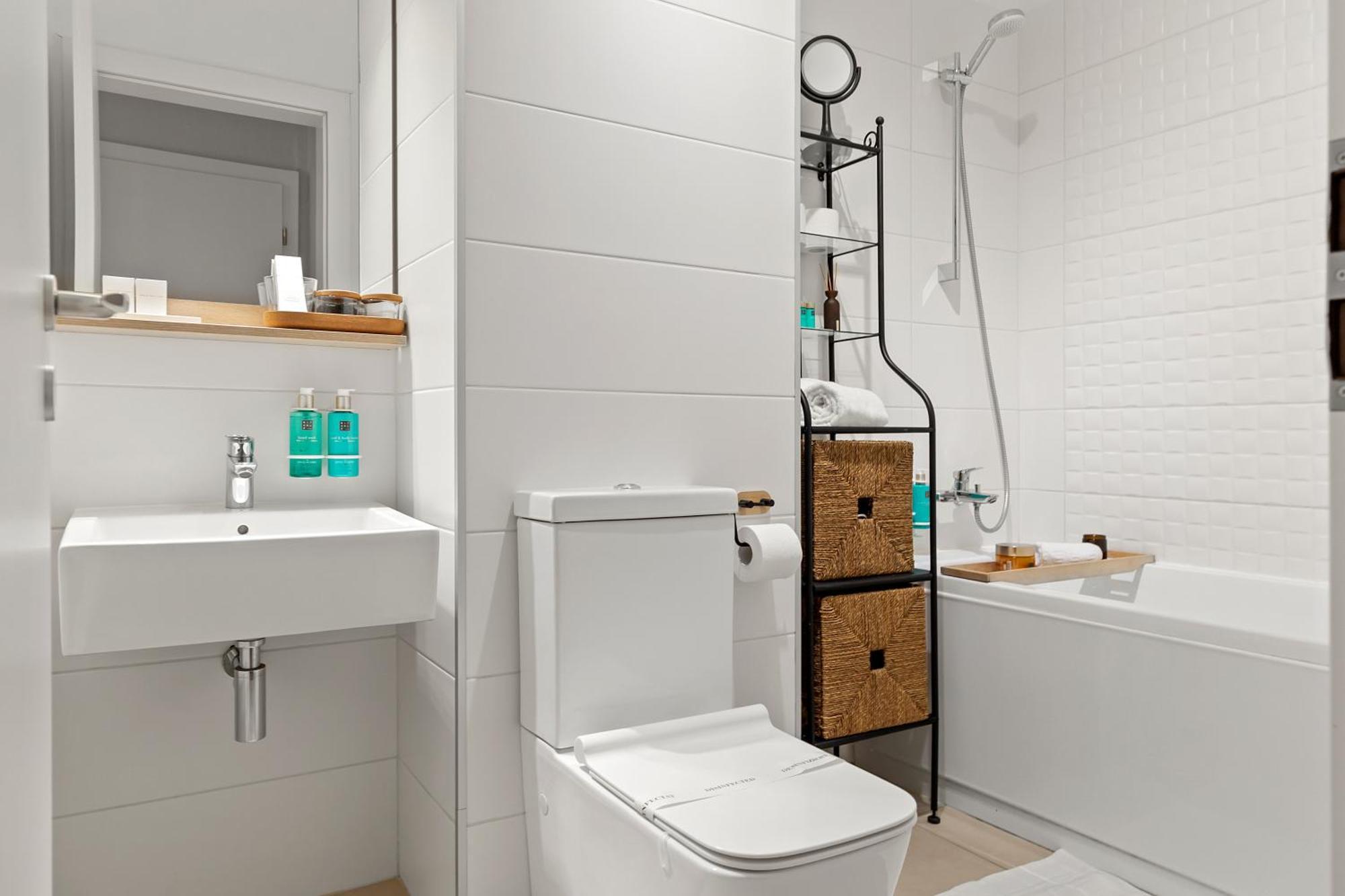 Mido Park Apartment With Private Parking & Self Check-In Bukares Bagian luar foto