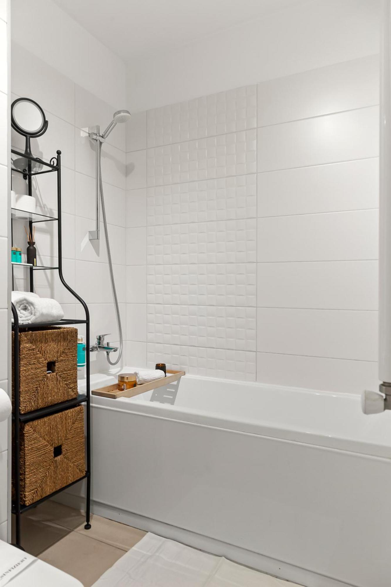 Mido Park Apartment With Private Parking & Self Check-In Bukares Bagian luar foto