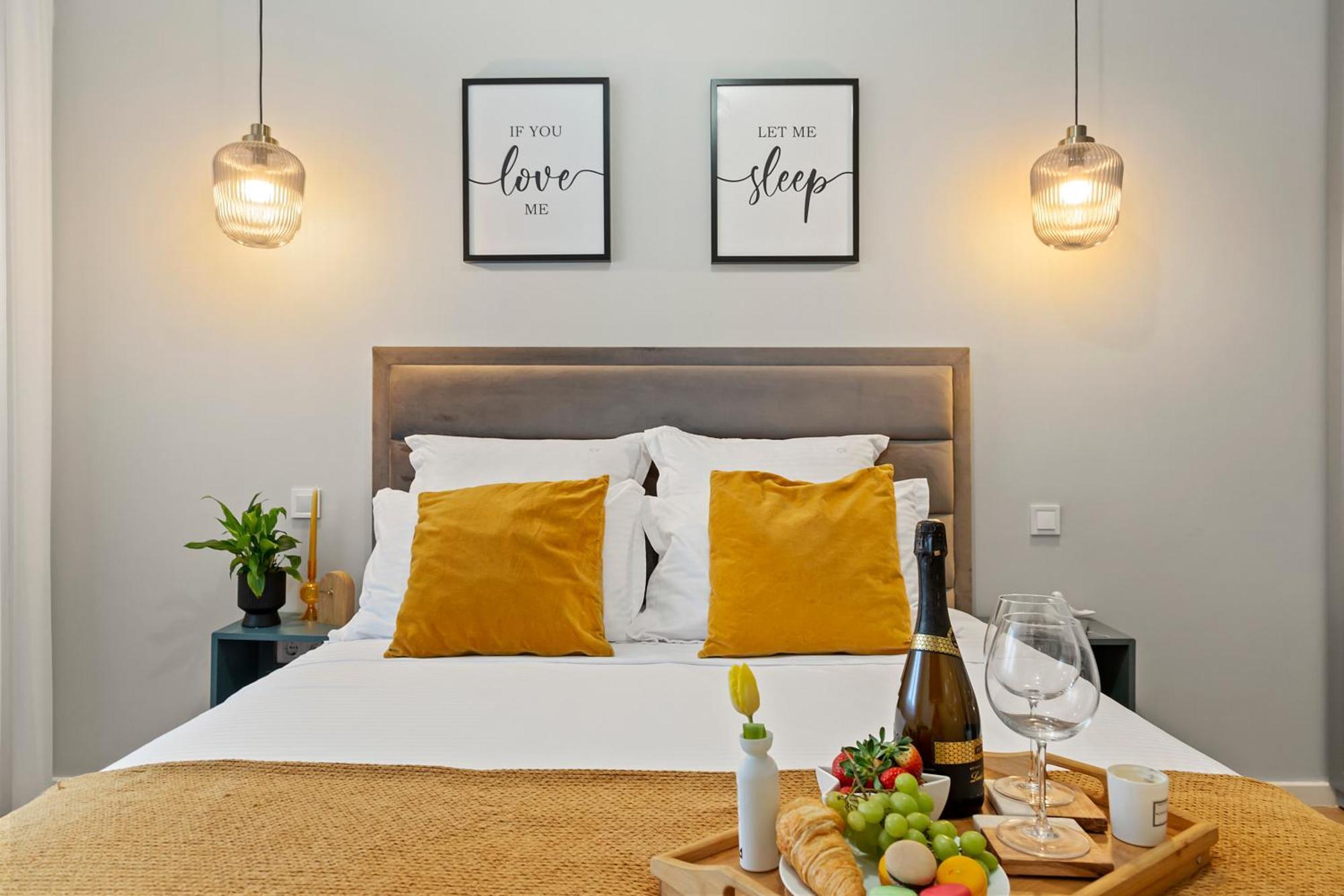 Mido Park Apartment With Private Parking & Self Check-In Bukares Bagian luar foto