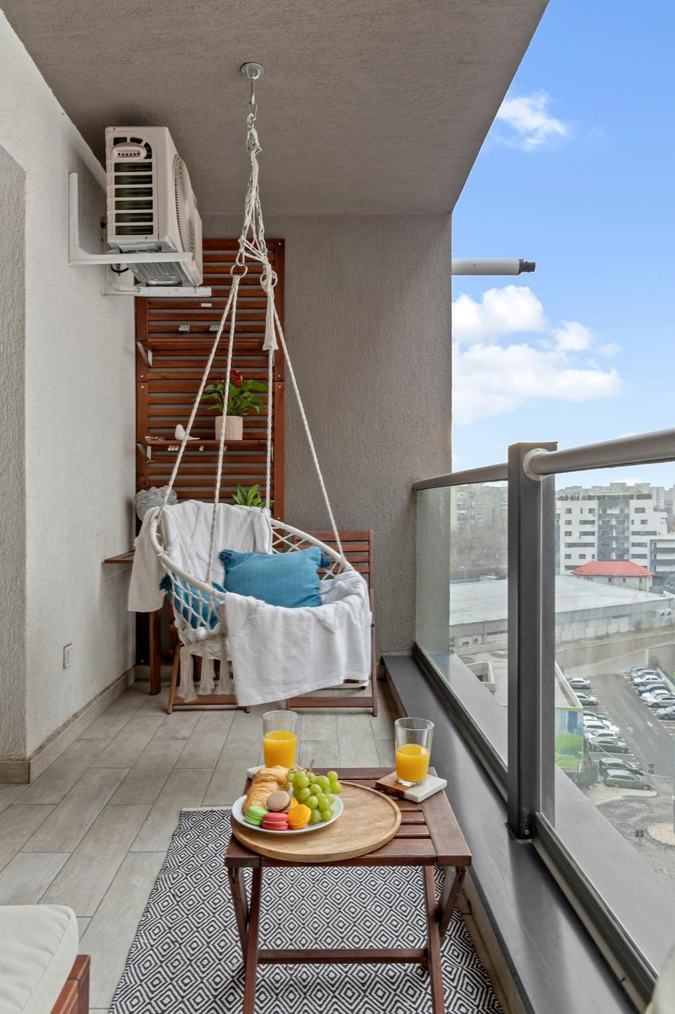 Mido Park Apartment With Private Parking & Self Check-In Bukares Bagian luar foto