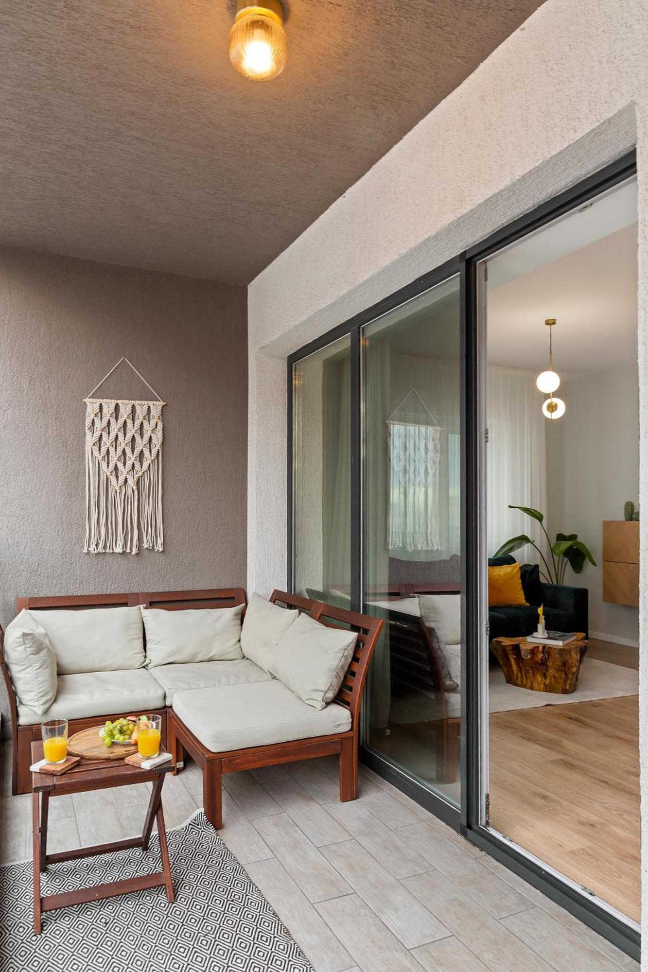 Mido Park Apartment With Private Parking & Self Check-In Bukares Bagian luar foto